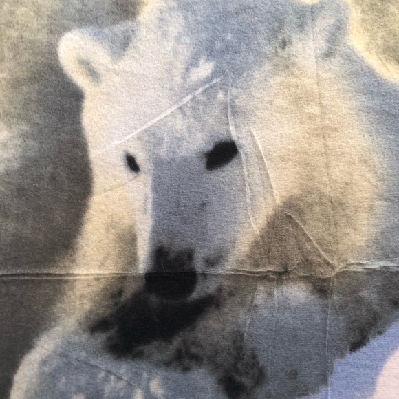 Fleece throw in scene of mama polar bear, 2 adorable cubs, lightweight but warm - Picture 3 of 9